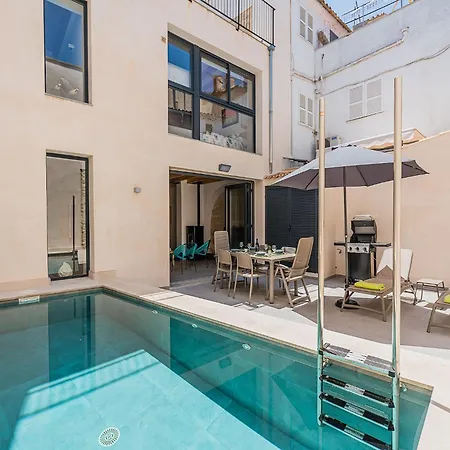 Old Town Townhouse With Pool, Feriehus