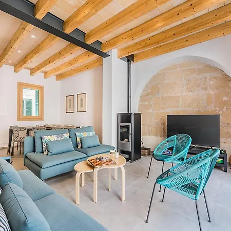 Old Town Townhouse With Pool, Feriehus Pollença