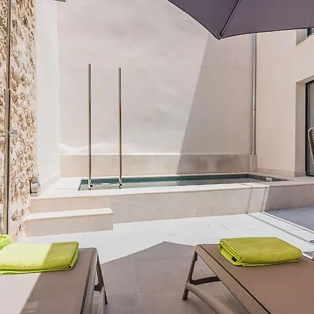 Old Town Townhouse With Pool, Feriehus Pollença