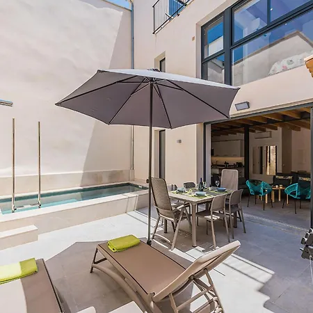 Old Town Townhouse With Pool, Feriehus