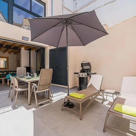 Old Town Townhouse With Pool, Feriehus